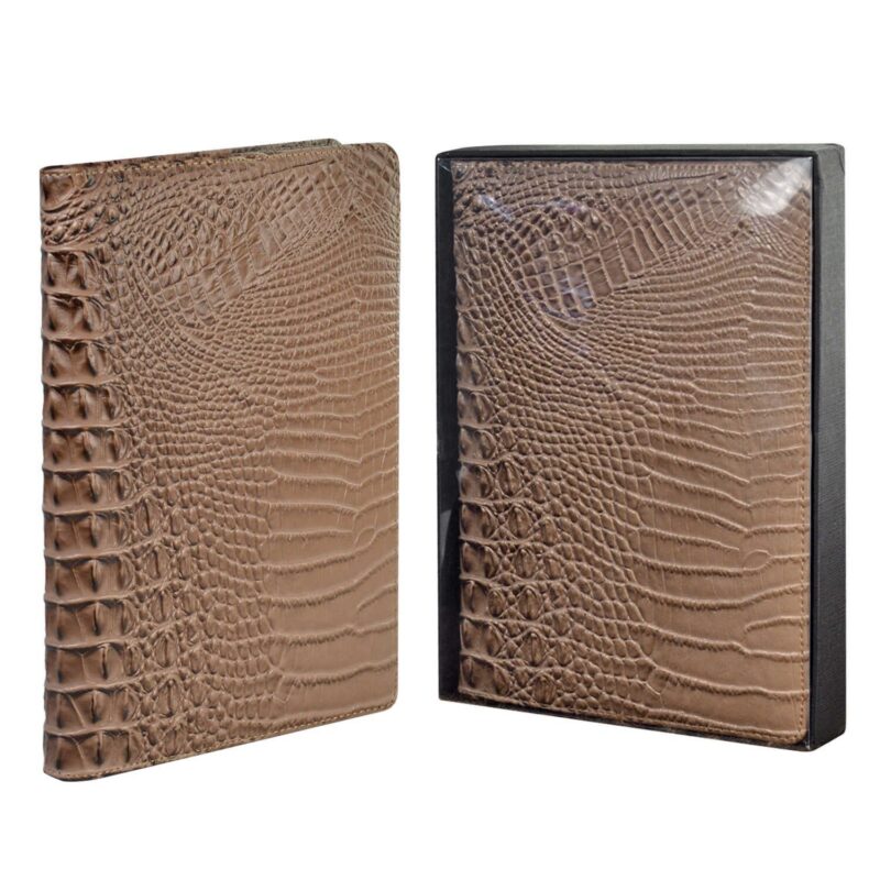 Ежедневник недат. А5+ 192л 175x245 "Аллигатор" светло-коричневый, иск.кожа, тв.переплёт, поролон, офсет, ляссе, мет.уголки, подар.карт.коробка с ПВХ-крышкой