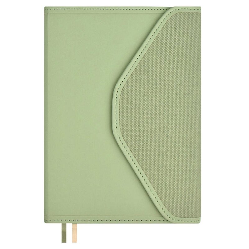 Ежедневник недат. А5+ 160л 155*220 "Пике" оливковый, кожзам, тв.переплет, метал.декор, тиснение фольгой, магнит.клапан, офсет, ляссе, подар.упаковка