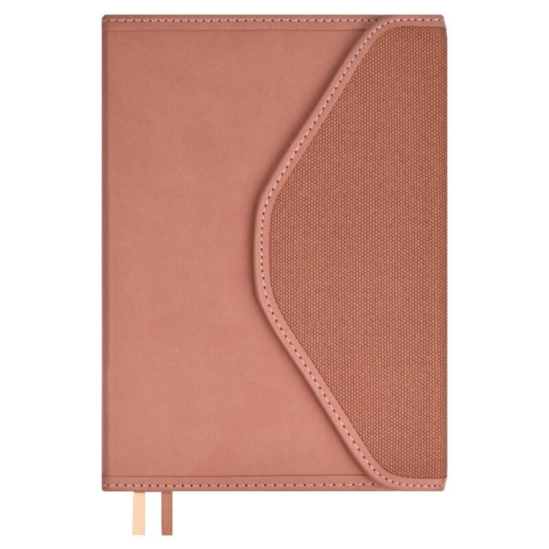 Ежедневник недат. А5+ 160л 155*220 "Пике" розовый, кожзам, тв.переплет, метал.декор, тиснение фольгой, магнит.клапан, офсет, ляссе, подар.упаковка